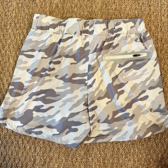 Youngla Camo Shorts Size Medium - Picture 2 of 3